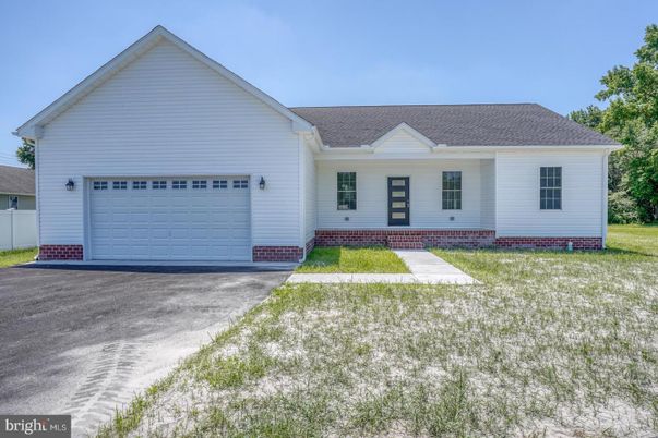 Attached, Exterior, Facade, Ranch