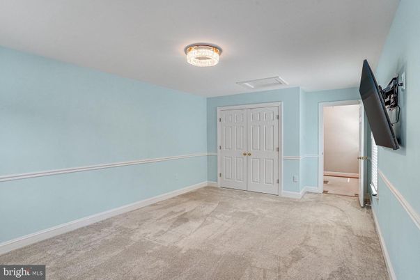Empty room, Interior