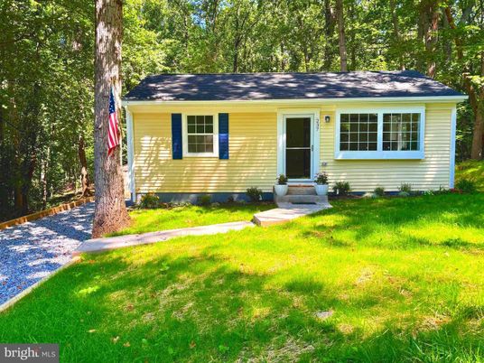 Exterior, Facade, Cape Cod