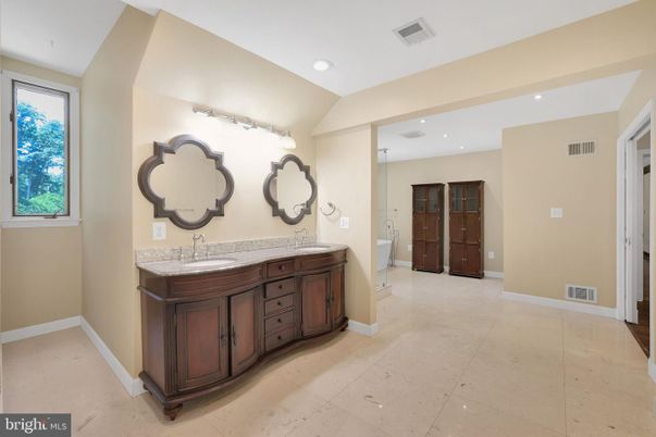 Bathroom, Dual Sink Vanities, Interior, Recessed Lighting