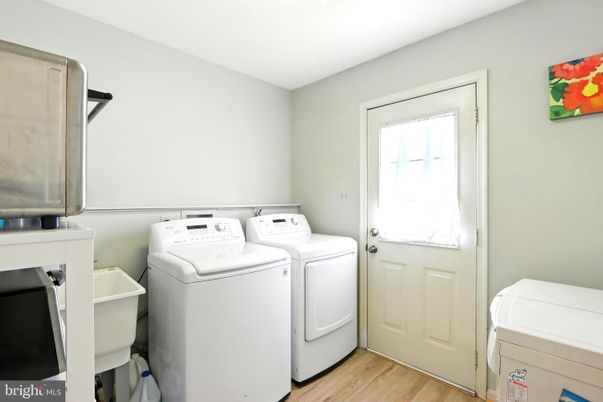 Interior, Washer, Wood Texture Flooring