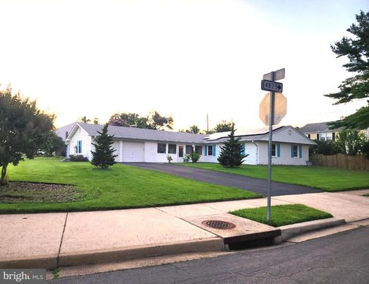 Attached, Exterior, Facade, Ranch