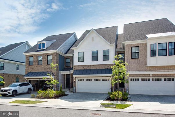 Attached, Exterior, Facade, Rowhouse