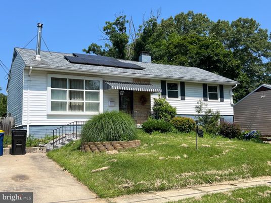 Exterior, Facade, Solar Panels, Split Level
