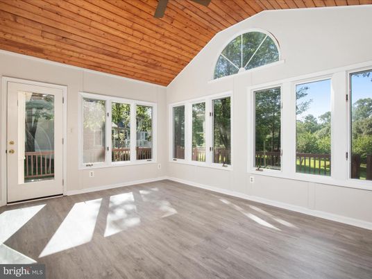 Empty room, Interior, Sun Room, Wooden Ceilings, Wood Texture Flooring