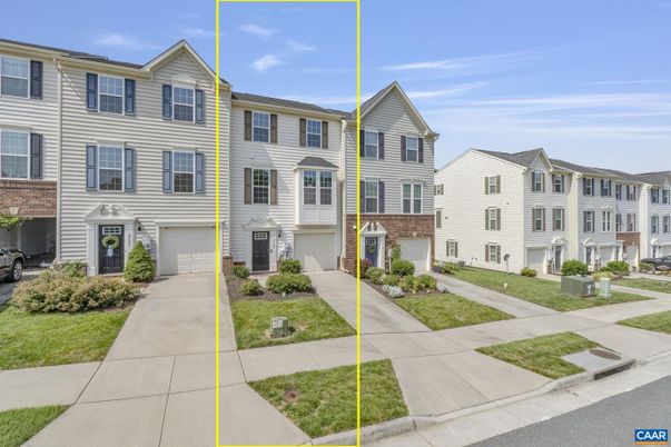 Attached, Exterior, Facade, Rowhouse