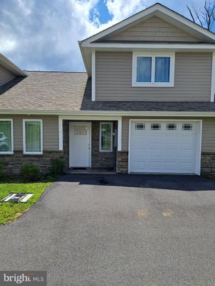 Attached, Exterior, Facade, Ranch