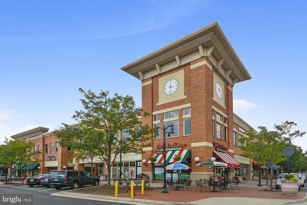 Exterior, Facade, Brick Facade, Chicago School