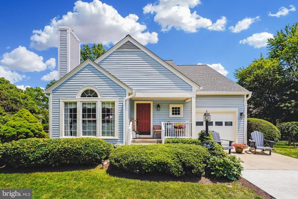 Attached, Exterior, Facade, Farmhouse