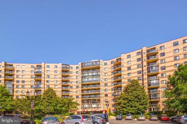 Exterior, Facade, Condo Building