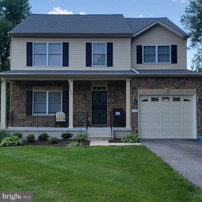 Attached, Exterior, Facade, Farmhouse