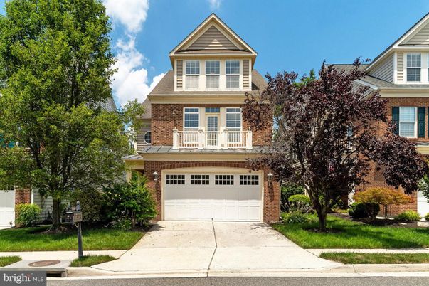Attached, Exterior, Facade, Brick Facade, Queen Anne Victorian