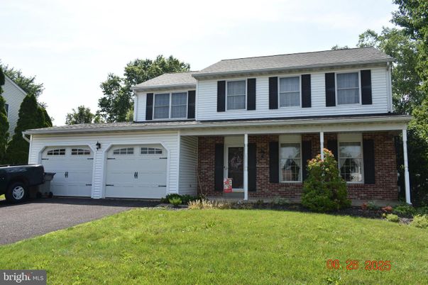 Attached, Exterior, Facade, Brick Facade, Split Level