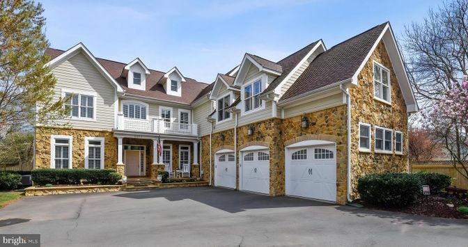 Attached, Exterior, Facade, Farmhouse