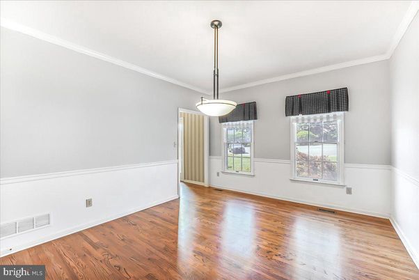 Empty room, Interior, Pendant Lights, Wood Texture Flooring