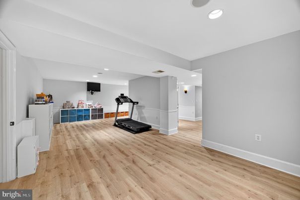 Fitness Equipment, Interior, Recessed Lighting, Wood Texture Flooring