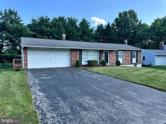 Attached, Exterior, Facade, Brick Facade, Ranch
