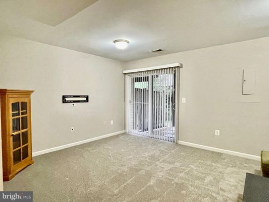 Empty room, Interior