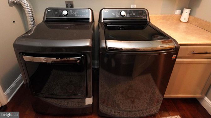 Interior, Washer, Wood Texture Flooring