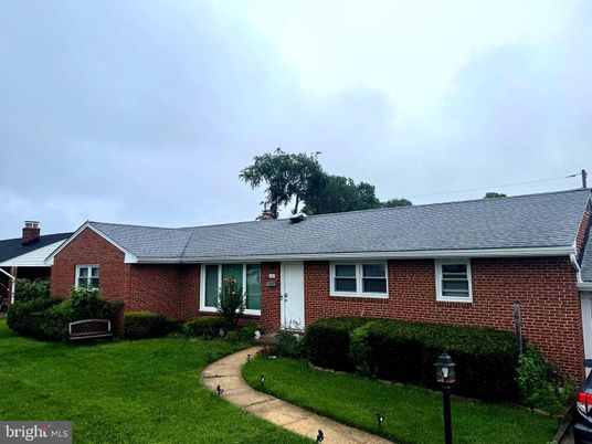 Exterior, Facade, Brick Facade, Ranch