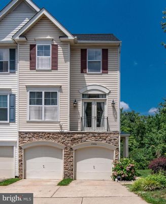 Attached, Exterior, Facade, Rowhouse