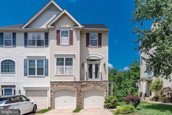 Attached, Exterior, Facade, Rowhouse