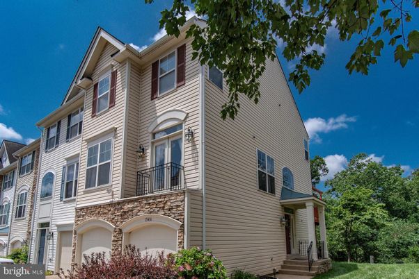 Attached, Exterior, Facade, Queen Anne Victorian