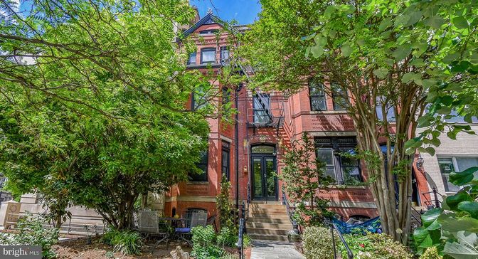 Exterior, Facade, Brick Facade, Rowhouse