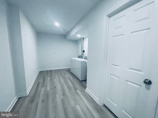 Interior, Recessed Lighting, Washer, Wood Texture Flooring