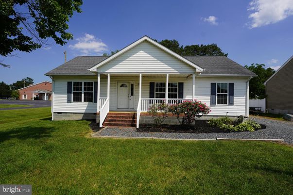 Exterior, Facade, Ranch