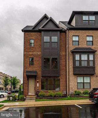 Exterior, Facade, Brick Facade, Rowhouse