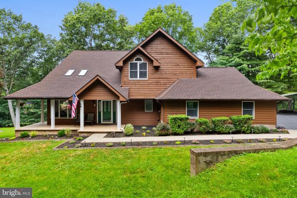 Exterior, Facade, Log Home