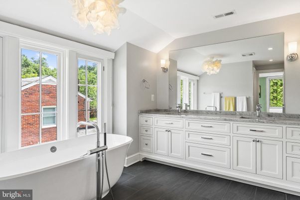 Bathroom, Dual Sink Vanities, Interior, Recessed Lighting