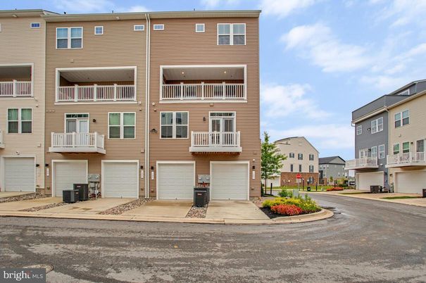 Attached, Exterior, Facade, Rowhouse