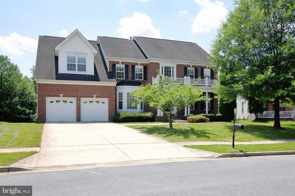 Attached, Exterior, Facade, Brick Facade, Georgian