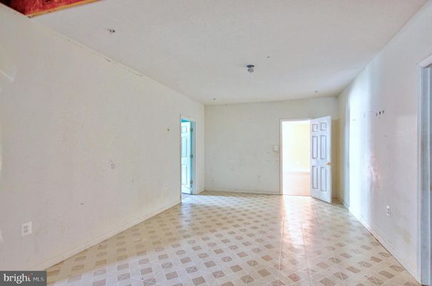Empty room, Interior