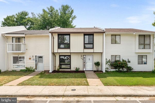Exterior, Facade, Raised Ranch