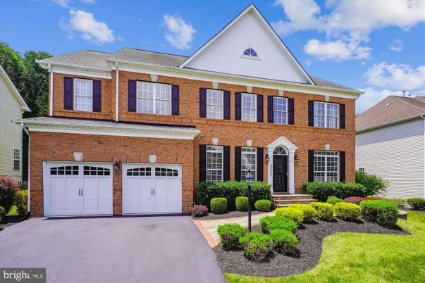 Attached, Exterior, Facade, Brick Facade, Georgian