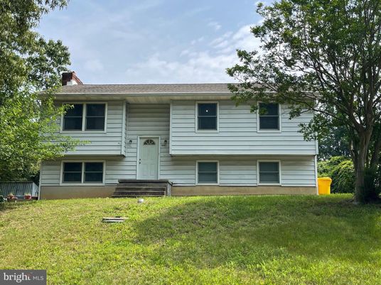 Backyard, Exterior, Facade, Raised Ranch