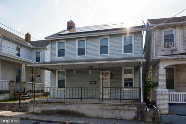 Exterior, Facade, Solar Panels, American Foursquare