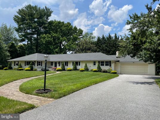 Attached, Exterior, Facade, Ranch