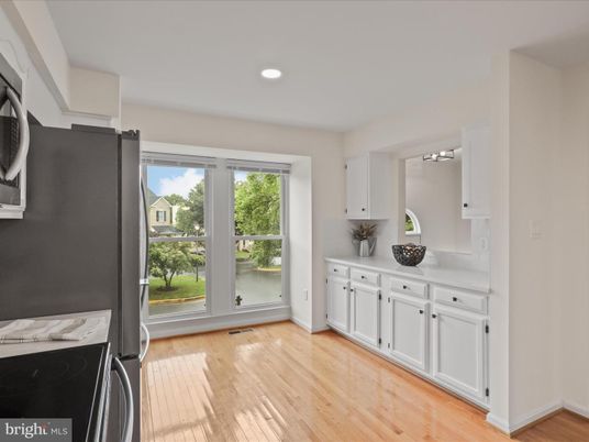 Interior, Recessed Lighting, Washer, Wood Texture Flooring