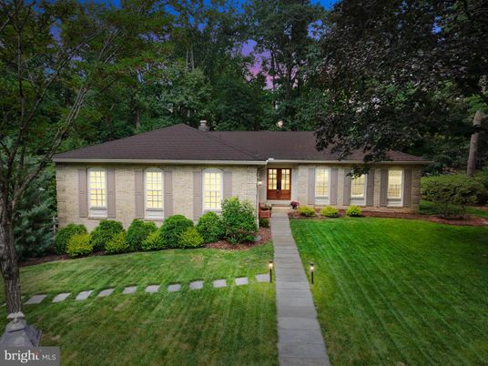 Backyard, Exterior, Facade, Ranch
