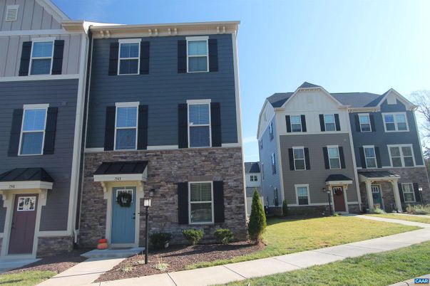 Exterior, Facade, Rowhouse