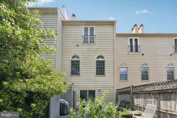 Exterior, Facade, Rowhouse