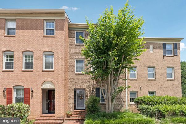 Exterior, Facade, Brick Facade, Rowhouse