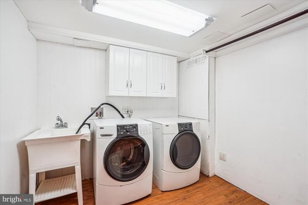 Interior, Washer, Wood Texture Flooring