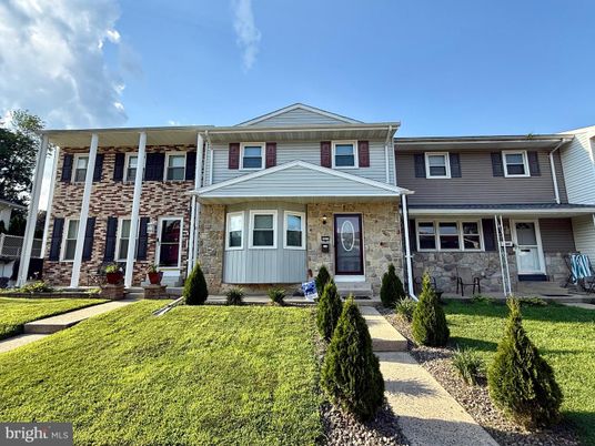 Exterior, Facade, Split Level
