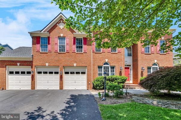 Attached, Exterior, Facade, Brick Facade, Georgian