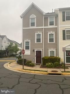 Exterior, Facade, Rowhouse